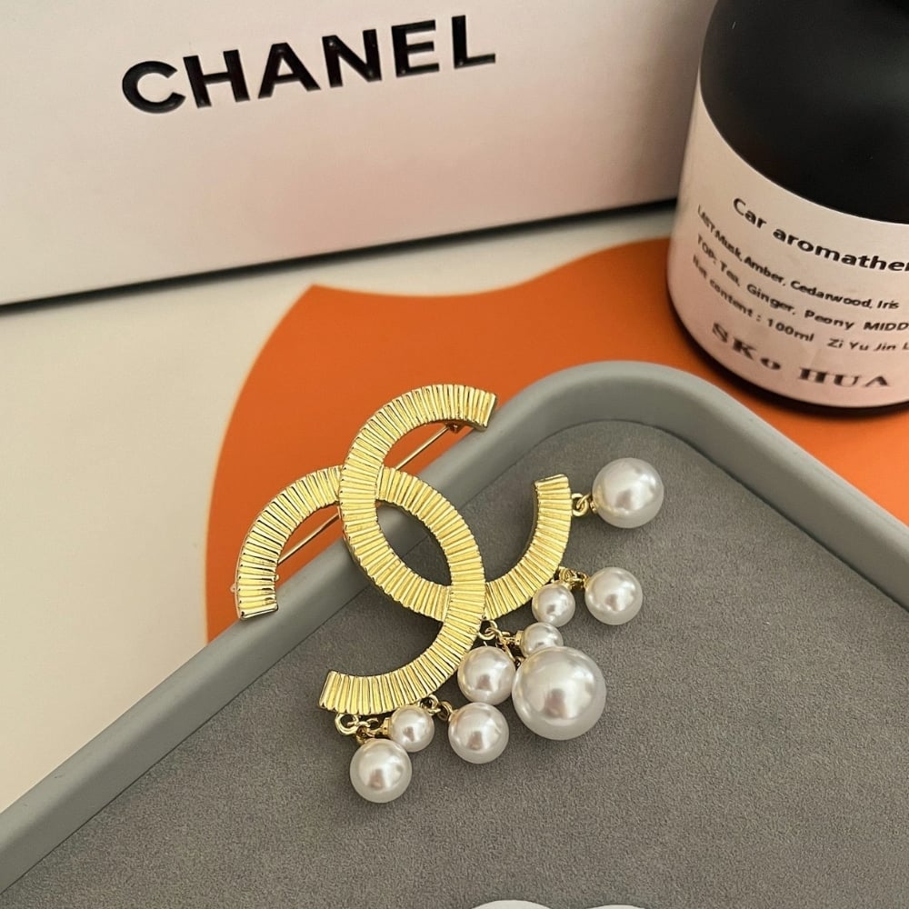 Chanel CC Brooch Gold With Pearls