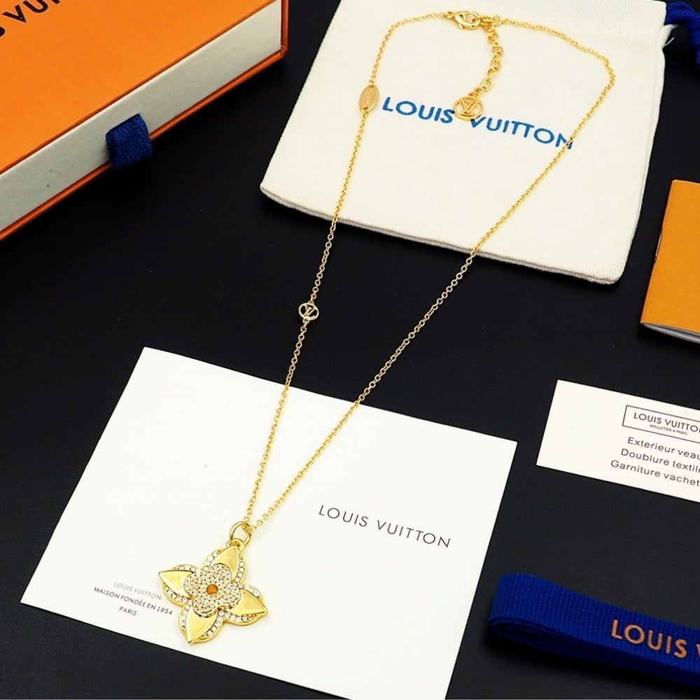 Louis Vuitton LV Médaillon Necklace Gold M02001