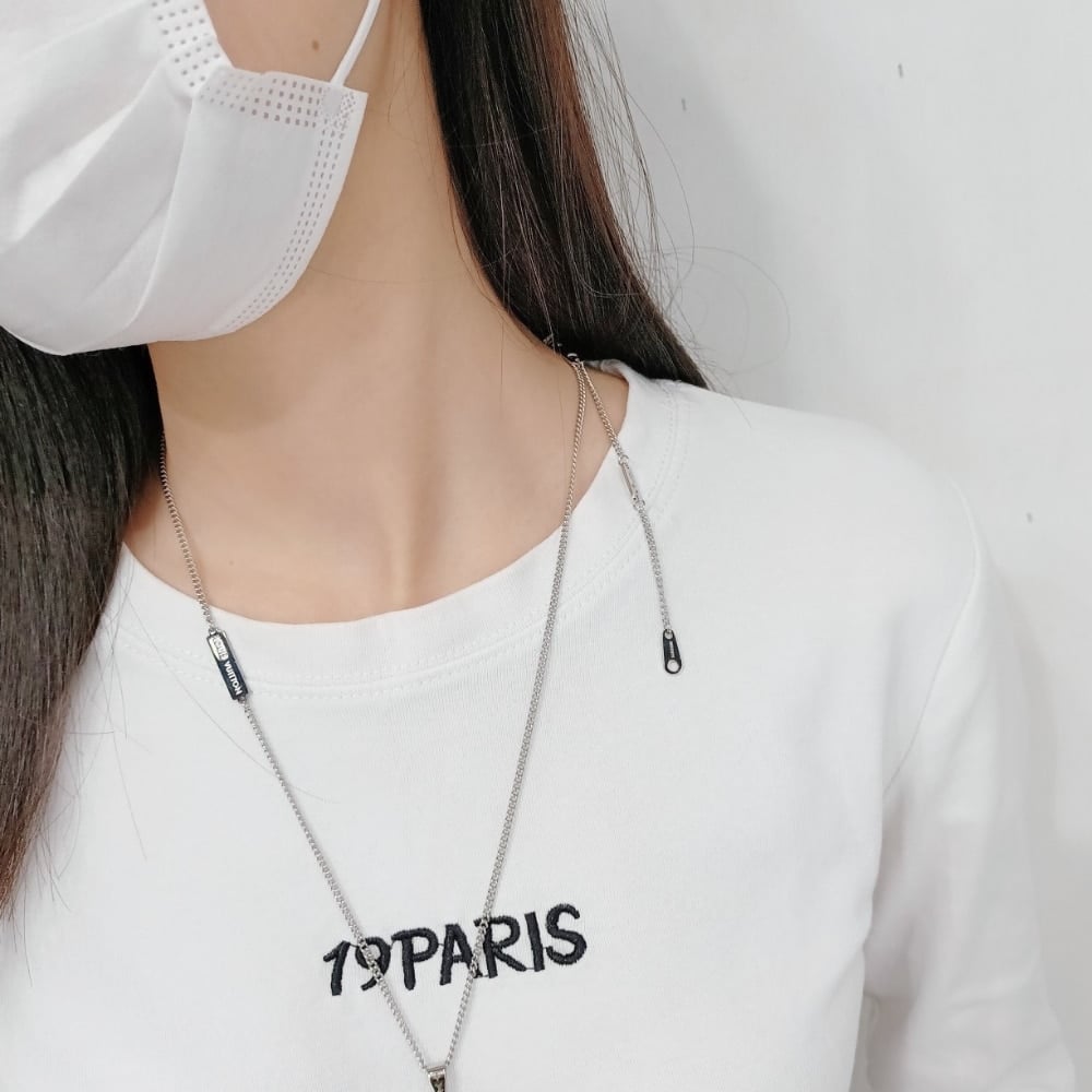 Louis Vuitton LV Award Pendant M00911