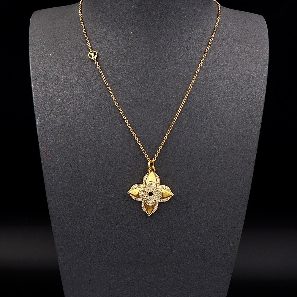 Louis Vuitton LV Médaillon Necklace Gold M02001