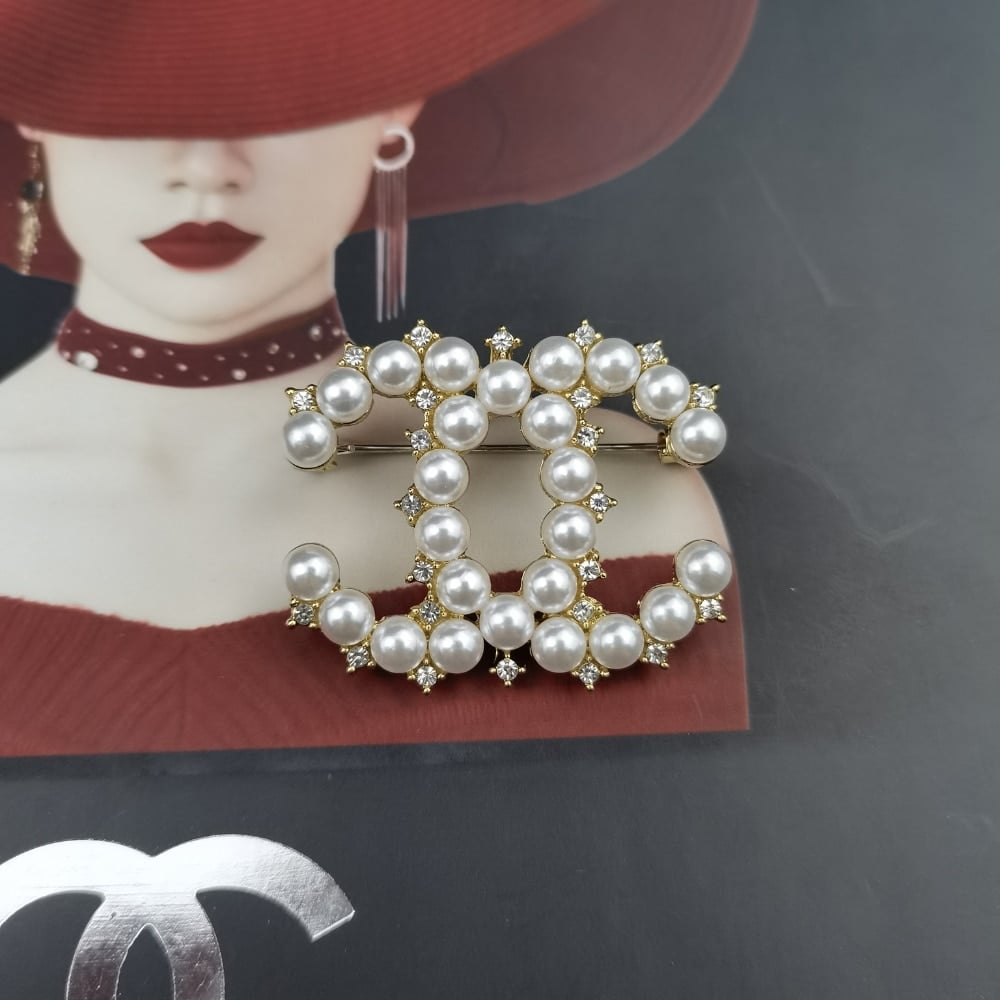 Chanel CC Brooch Gold With Big Pearls