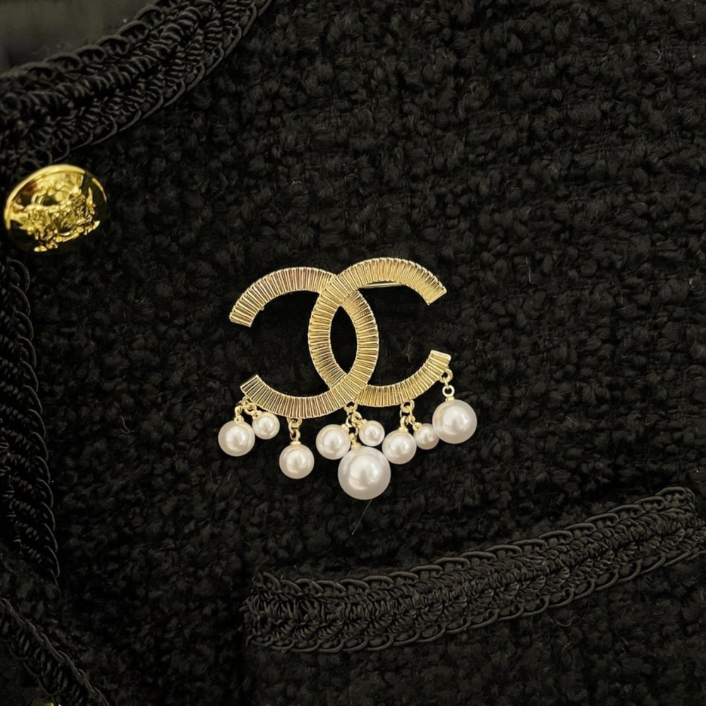 Chanel CC Brooch Gold With Pearls