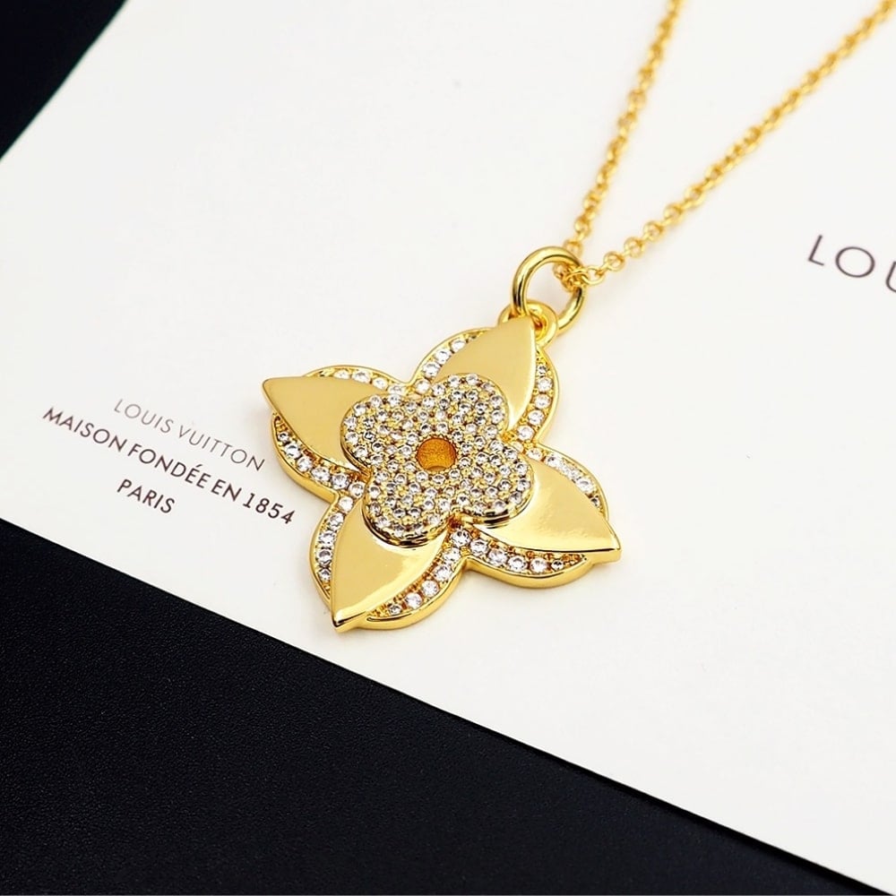 Louis Vuitton LV Médaillon Necklace Gold M02001