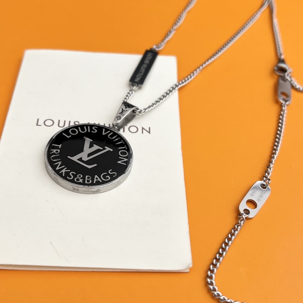 Louis Vuitton LV Award Pendant M00911