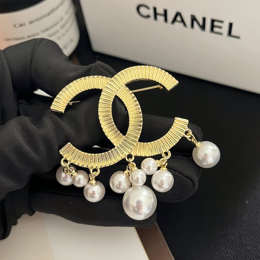 Chanel CC Brooch Gold With Pearls