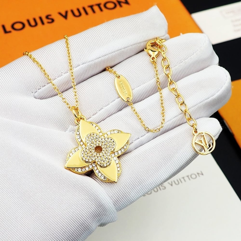 Louis Vuitton LV Médaillon Necklace Gold M02001