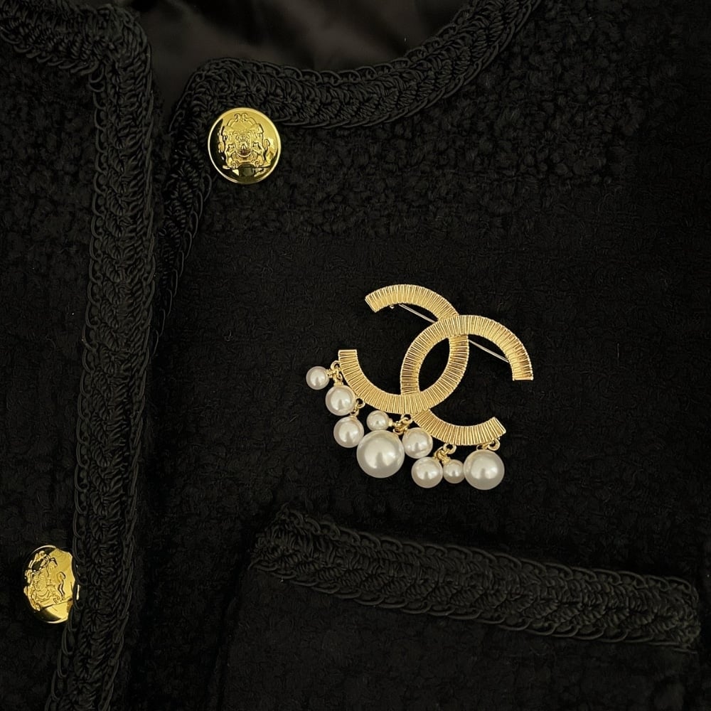 Chanel CC Brooch Gold With Pearls