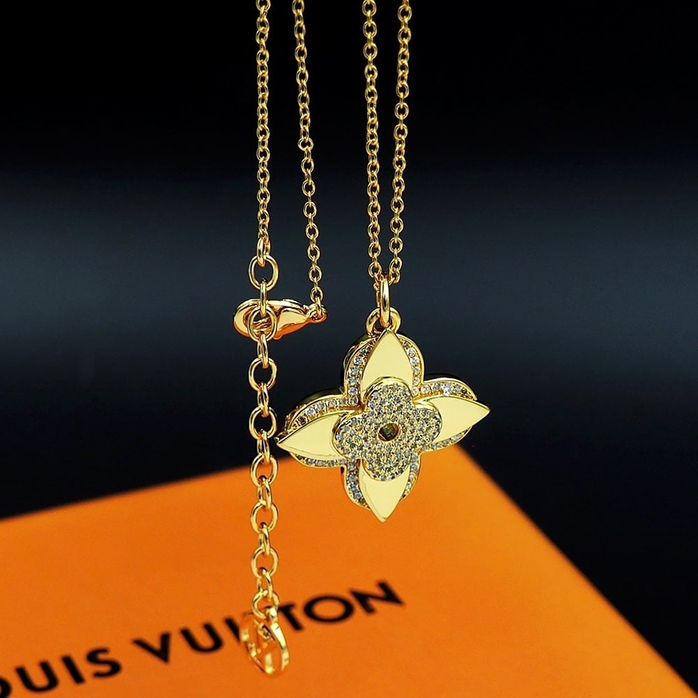 Louis Vuitton LV Médaillon Necklace Gold M02001
