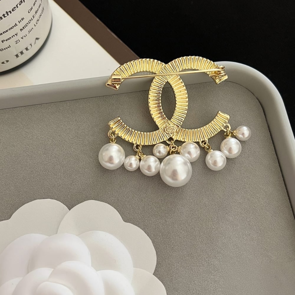 Chanel CC Brooch Gold With Pearls