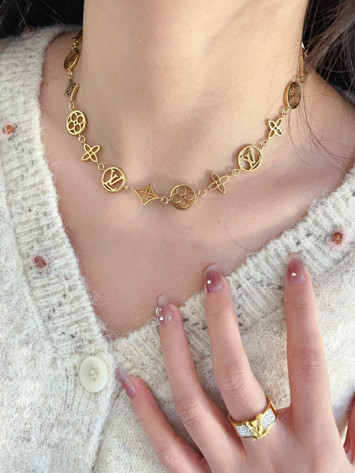 Louis Vuitton LV Lace Necklace Gold M01057