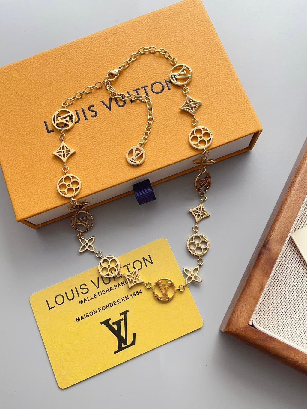 Louis Vuitton LV Lace Necklace Gold M01057