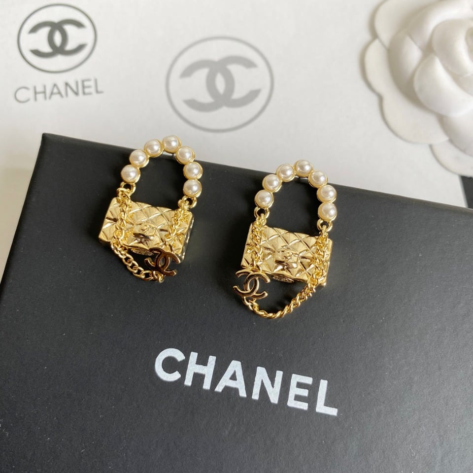 Chanel-Inspired Pearl Arc & Quilted Mini Flap Bag Drop Earrings (Gold)